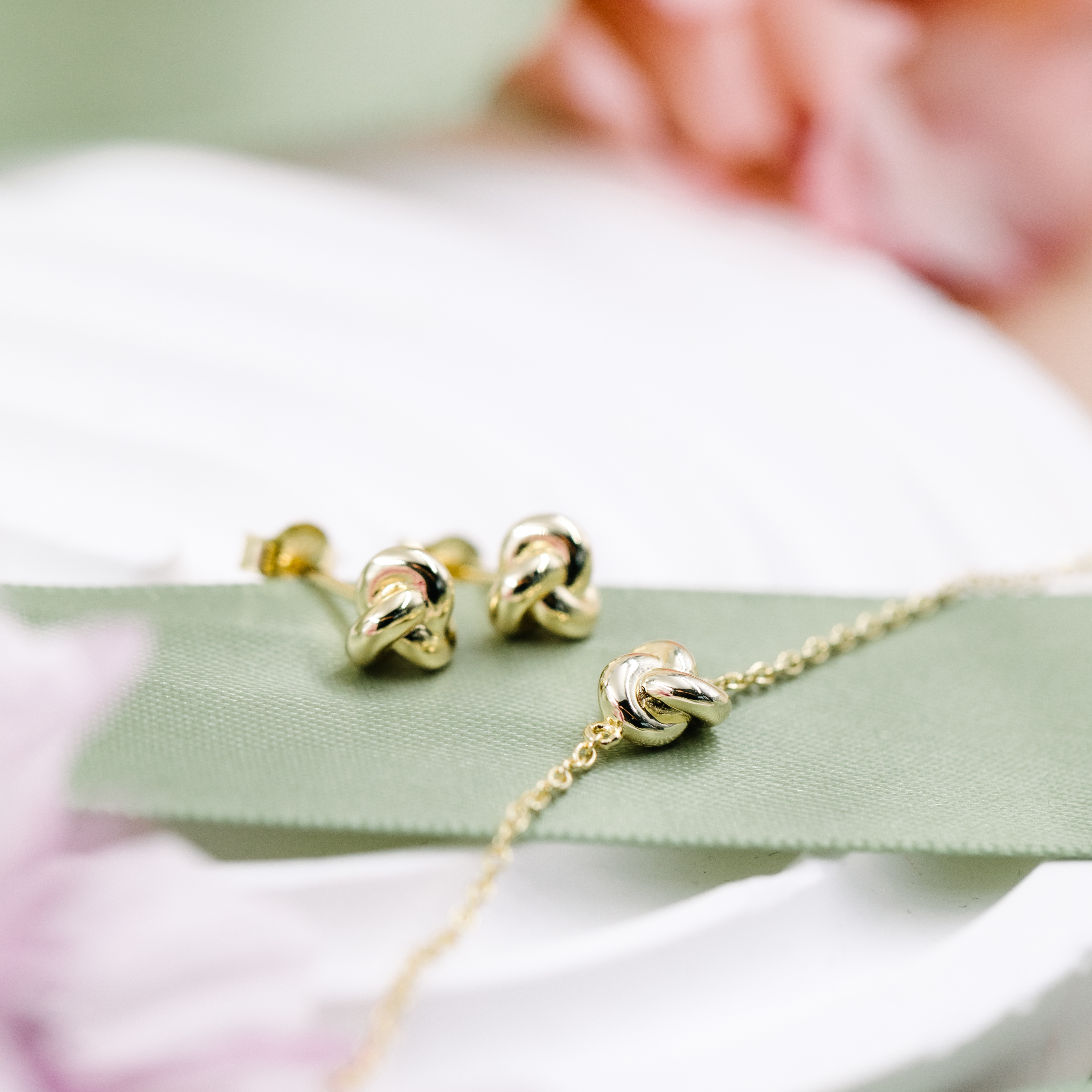 Bilde nummer 2 av Pan Jewelry, Smykkesett med øredobber og armbånd i forgylt 925 sølv med knute