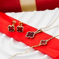 Bilde nummer 2 av Kløver øredobber i 925 forgylt sølv med rød agat