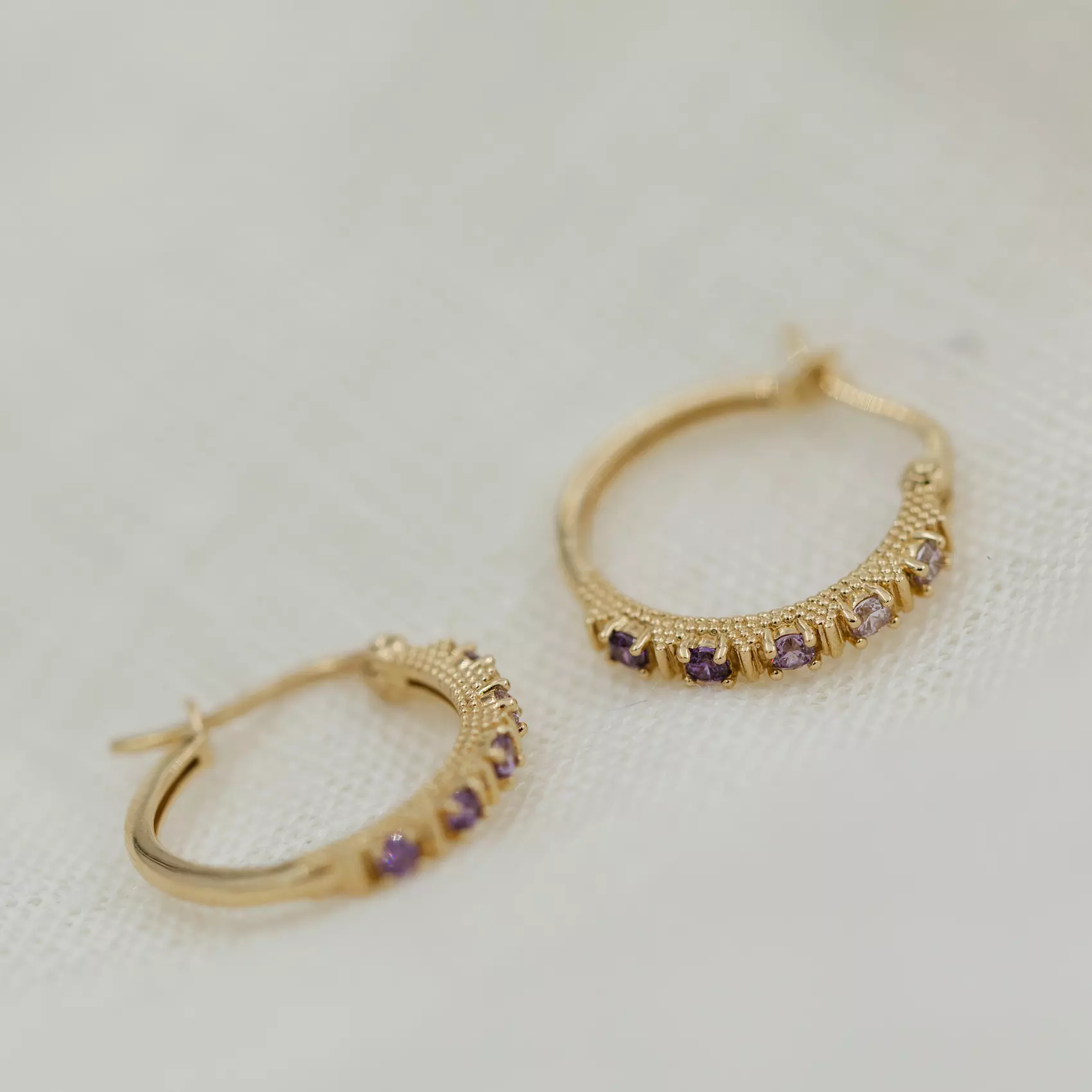 Bilde nummer 4 av Pan Jewelry, Øreringer i 585 gult gull med lilla zirkonia