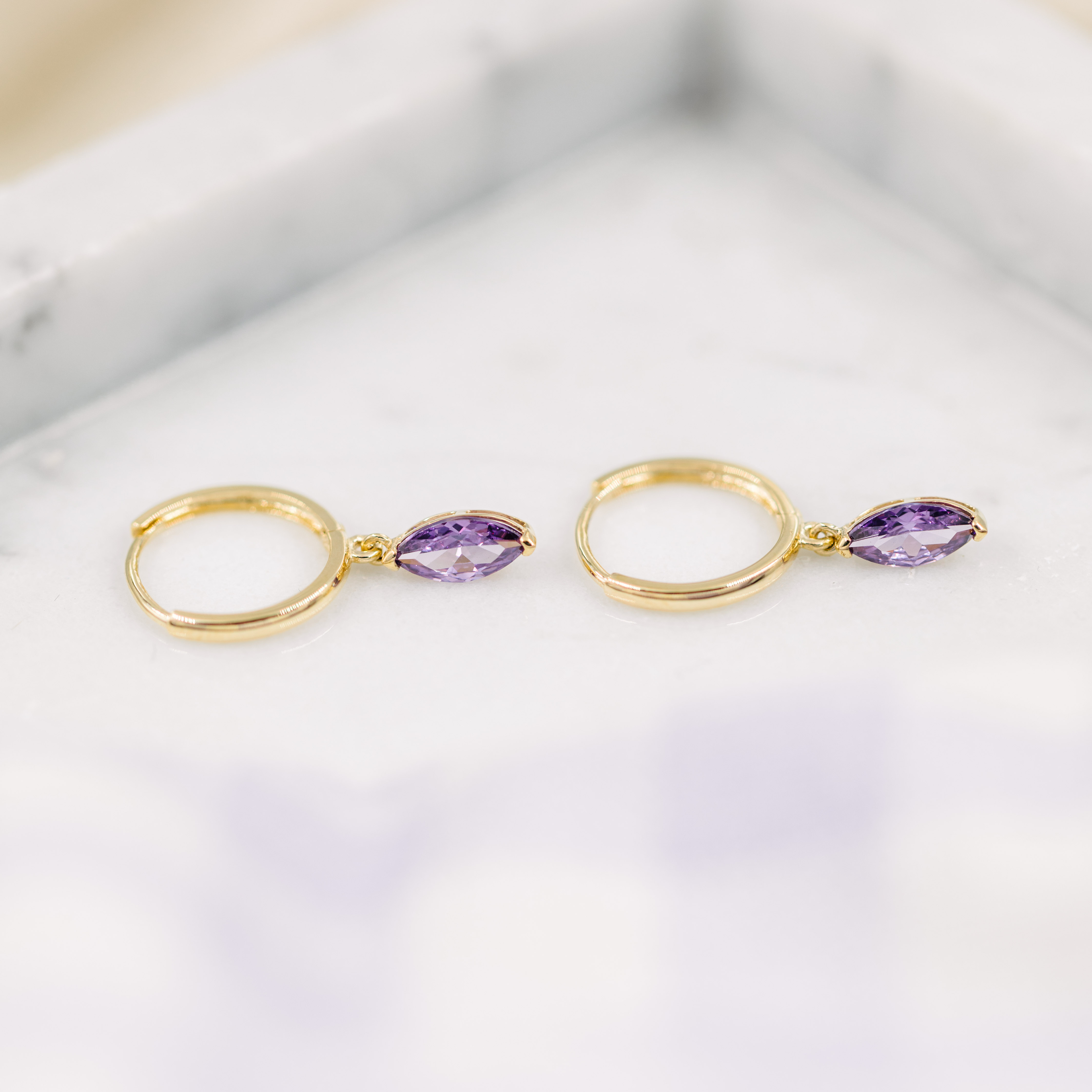 Bilde nummer 3 av Pan Jewelry, Øreringer i 585 gult gull med lilla zirkonia