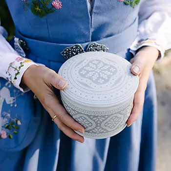 Bilde nummer 2 av Bunadskrin tradisjon i grå