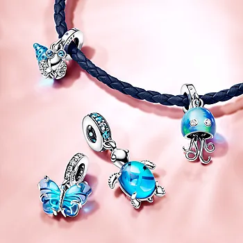 Bilde nummer 4 av Pandora Moments, Charm i 925 sølv med blå muranoglass sommerfugl