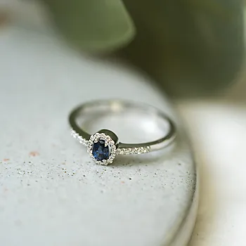 Bilde nummer 4 av Pan Jewelry, Ring i 585 hvitt gull med diamanter 0,08 ct og safir