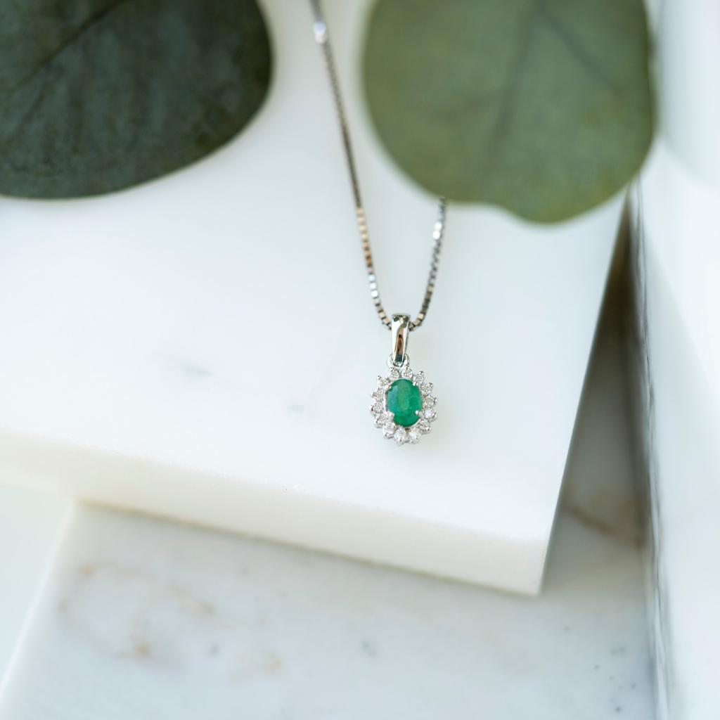 Bilde nummer 4 av Gold Collection, Anheng i 585 hvitt gull med diamanter 0,14 ct og smaragd