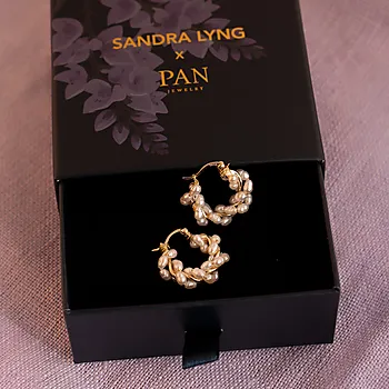 Bilde nummer 3 av Perledrøm øreringer i 925 forgylt sølv med ferskvannsperler