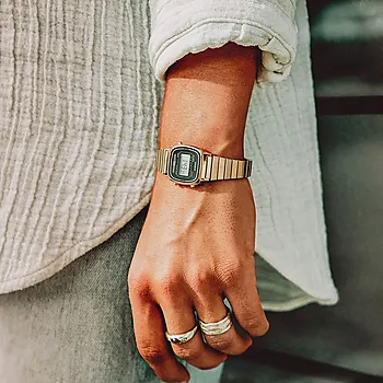 Bilde nummer 3 av Vintage dameklokke i gullfarget stål med digital visning