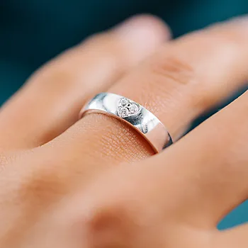 Bilde nummer 2 av Moments by Pan Jewelry, Diamantring Beloved i 585 hvitt gull med hjerte 0,12 CT | 5 mm bredde