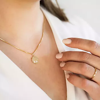 Bilde nummer 2 av Pan Jewelry, Anheng i 585 gult gull med perlemor og livets tre