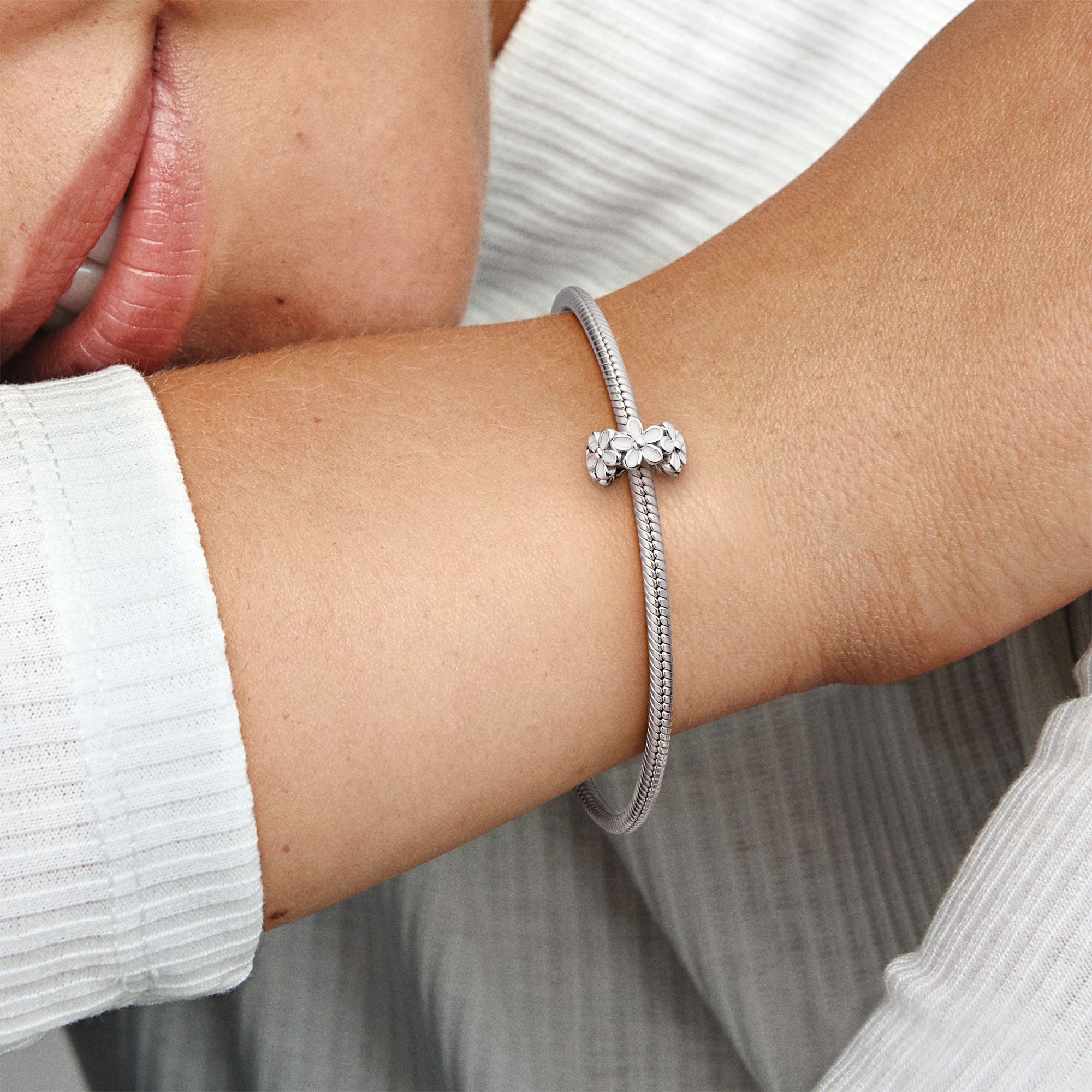 Bilde nummer 2 av Pandora Moments, Charm i 925 sølv med tusenfryd