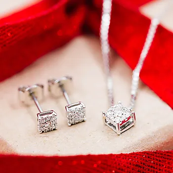 Bilde nummer 3 av Line diamantøredobber i 375 hvitt gull 0,14 ct