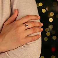 Bilde nummer 2 av Michelle diamantring i 585 gult gull 0,10 ct med rhodolitt