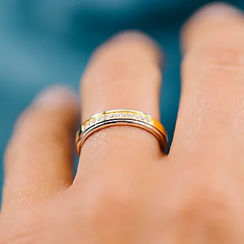 Bilde nummer 3 av Giftering i 585 gult og hvitt gull med diamanter 0,12 CT | 4 mm bredde