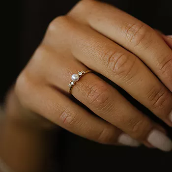 Bilde nummer 2 av Pan Jewelry, Ring i 585 gult gull med ferskvannsperle og zirkonia