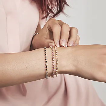 Bilde nummer 2 av Zela armbånd i 925 forgylt sølv med sort zirkonia