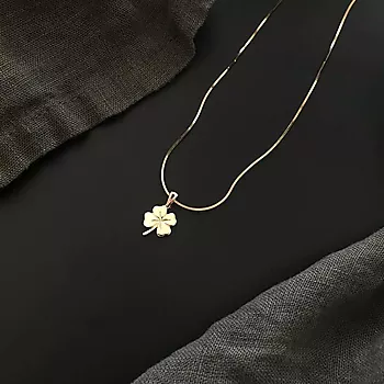 Bilde nummer 2 av Pan Jewelry, Anheng i 585 gult gull med firkløver