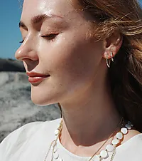 Bilde nummer 2 av Solstice creoler i messing med opal