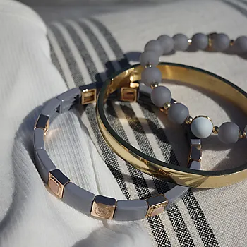 Bilde nummer 3 av Armbånd i messing med denimfarget emailje