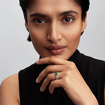 Bilde nummer 2 av Ring i 925 sølv med grønn zirkonia