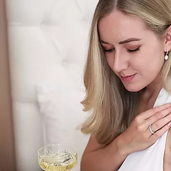Bilde nummer 2 av Pan Jewelry, Øredobber i sølv med zirkonia og ferskvannsperle