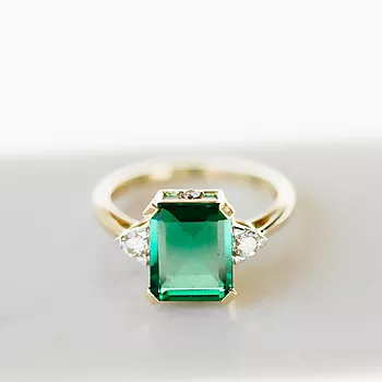 Bilde nummer 4 av Michelle diamantring i 585 gult gull med diamanter 0,20 ct og hydrotermisk smaragd