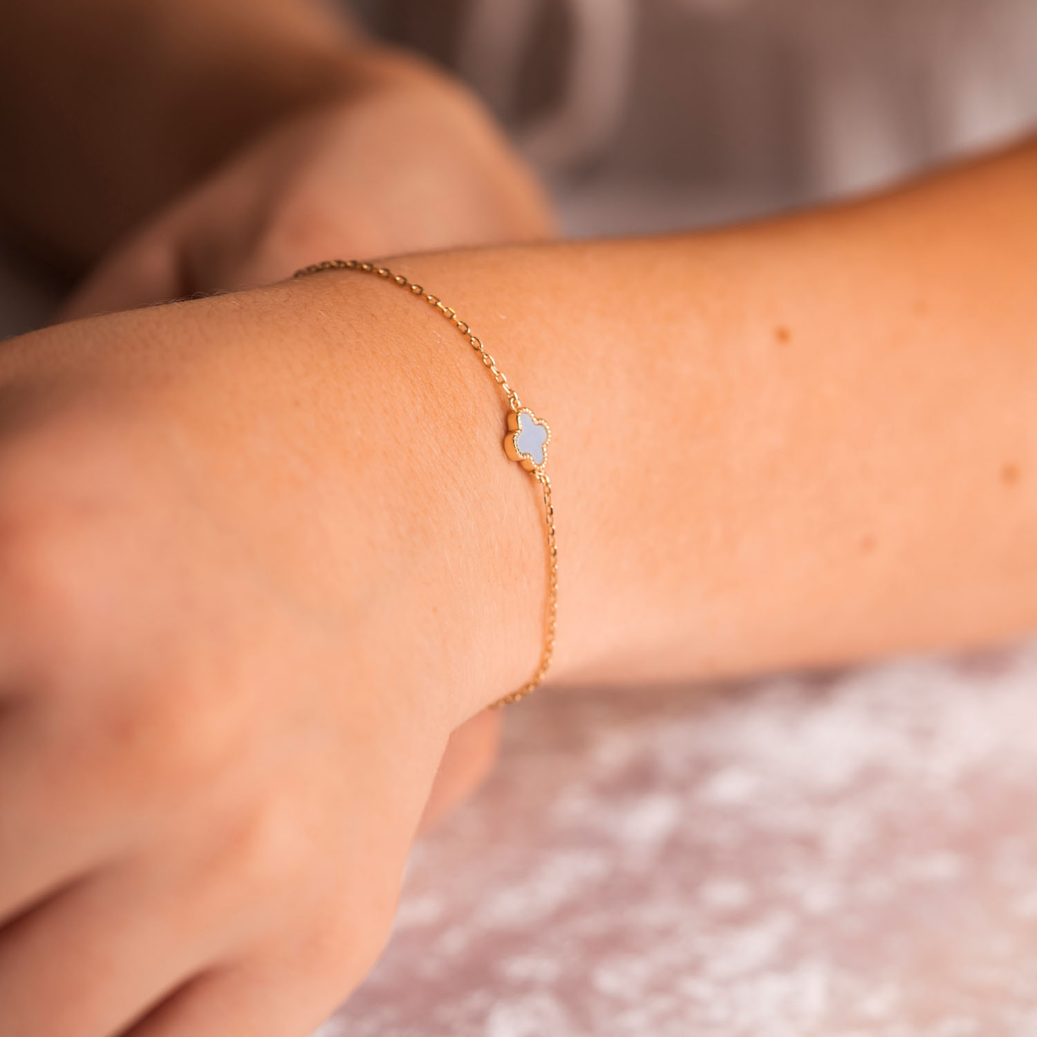 Bilde nummer 2 av Pan Jewelry, Kløver armbånd i forgylt 925 sølv med lyseblå sodalitt