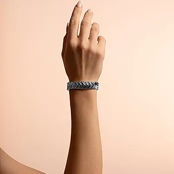 Bilde nummer 2 av Liddy armbånd i messing med strikk