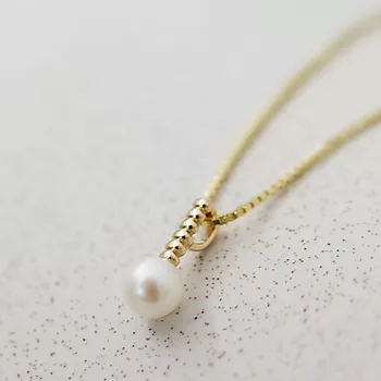 Bilde nummer 4 av Pan Jewelry, Anheng i 585 gult gull med ferskvannsperle
