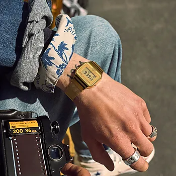 Bilde nummer 2 av Vintage gullfarget klokke med digital visning