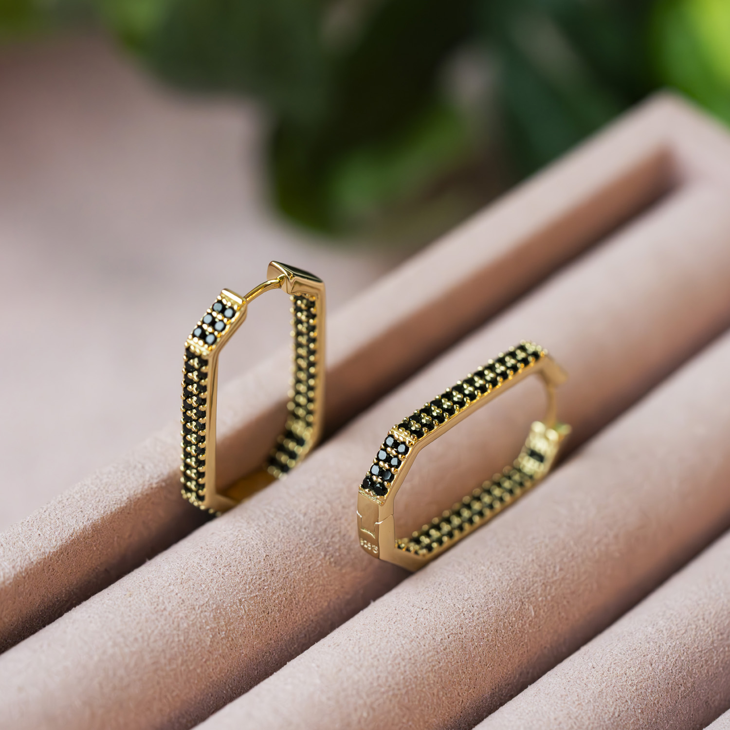 Bilde nummer 3 av Janne Formoe by Pan Jewelry, Øreringer i 925 forgylt sølv med sort zirkonia