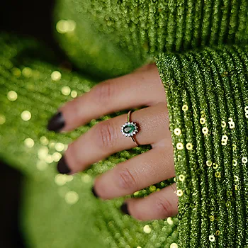 Bilde nummer 2 av Diamantring i 585 hvitt gull 0,14 ct med smaragd