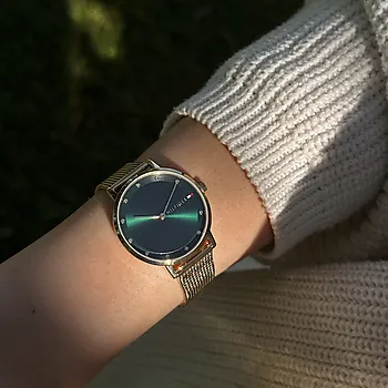 Bilde nummer 2 av Tommy Hilfiger, Pippa dameklokke i stål med gullfarget meshrem