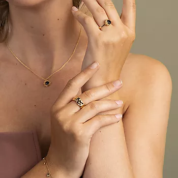 Bilde nummer 3 av Stone ring i 925 forgylt sølv med sort zirkonia