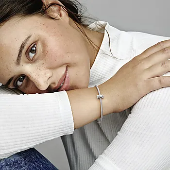 Bilde nummer 3 av Pandora Moments, Charm i 925 sølv med tusenfryd