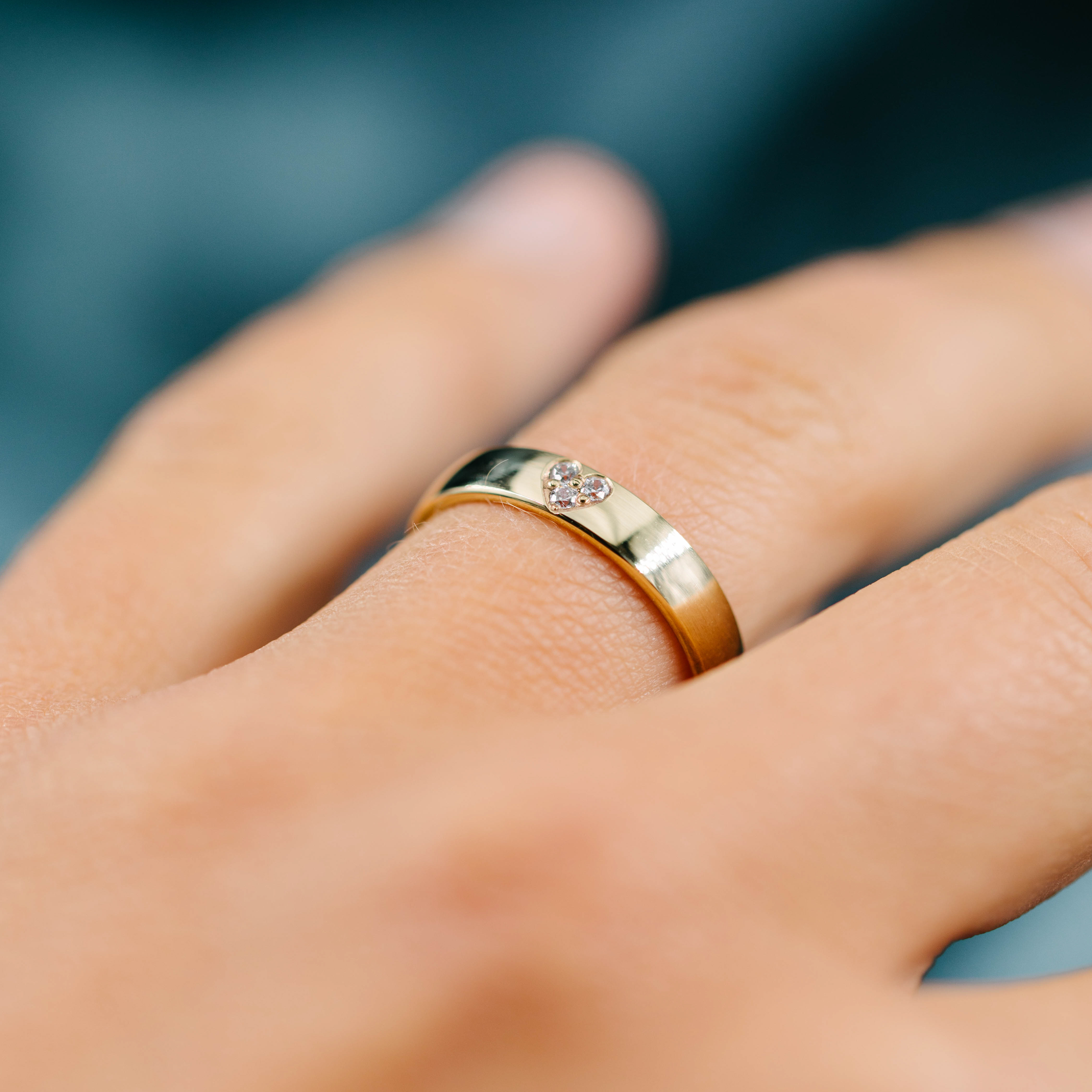 Bilde nummer 2 av Giftering i 585 gult gull med diamanter og hjerte 0,06 CT | 4 mm bredde