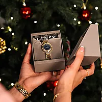 Bilde nummer 4 av Clara dameklokke i gullfarget stål med krystaller