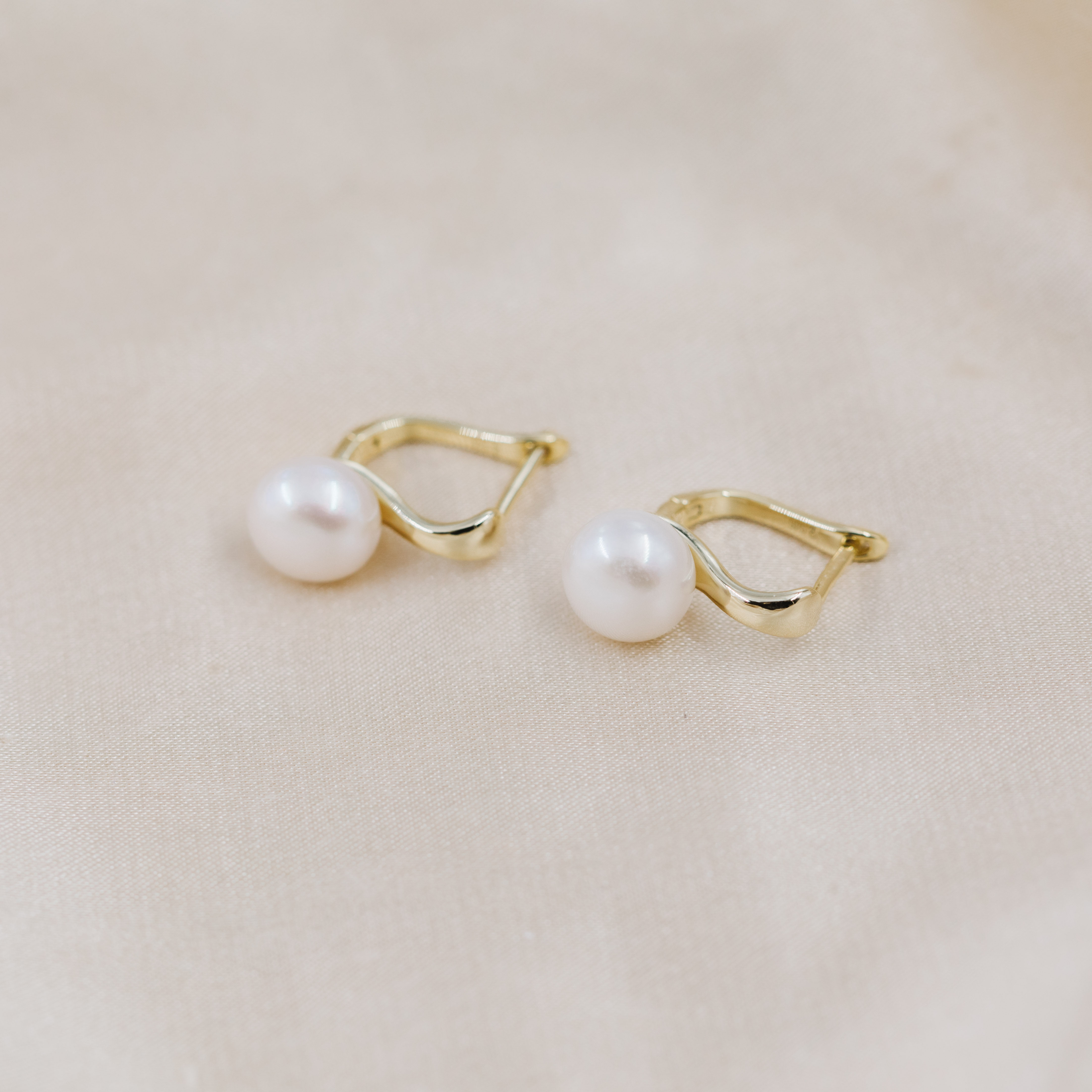 Bilde nummer 3 av Pan Jewelry, Øredobber i forgylt 925 sølv med syntetisk perle