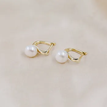 Bilde nummer 3 av Pan Jewelry, Øredobber i forgylt 925 sølv med syntetisk perle