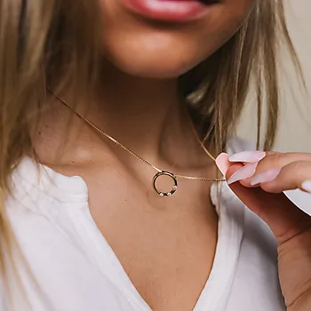 Bilde nummer 4 av Hedda diamantsmykke i 375 gult gull 0,06 ct