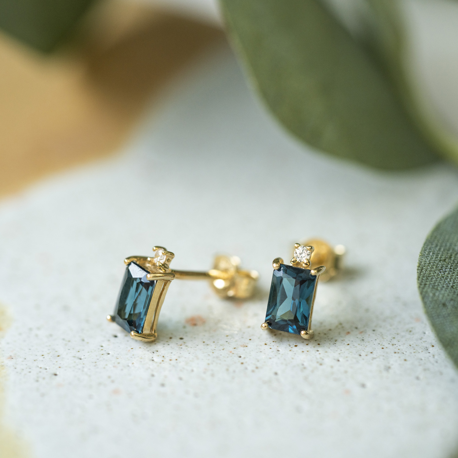Bilde nummer 4 av Pan Jewelry, Øredobber i 585 gult gull med zirkonia og blå glassten