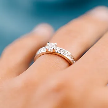 Bilde nummer 2 av Giftering i 585 hvitt gull med diamanter 0,40 CT | 4 mm bredde