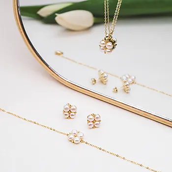 Bilde nummer 4 av Kløver smykke i 925 forgylt sølv med ferskvannsperler