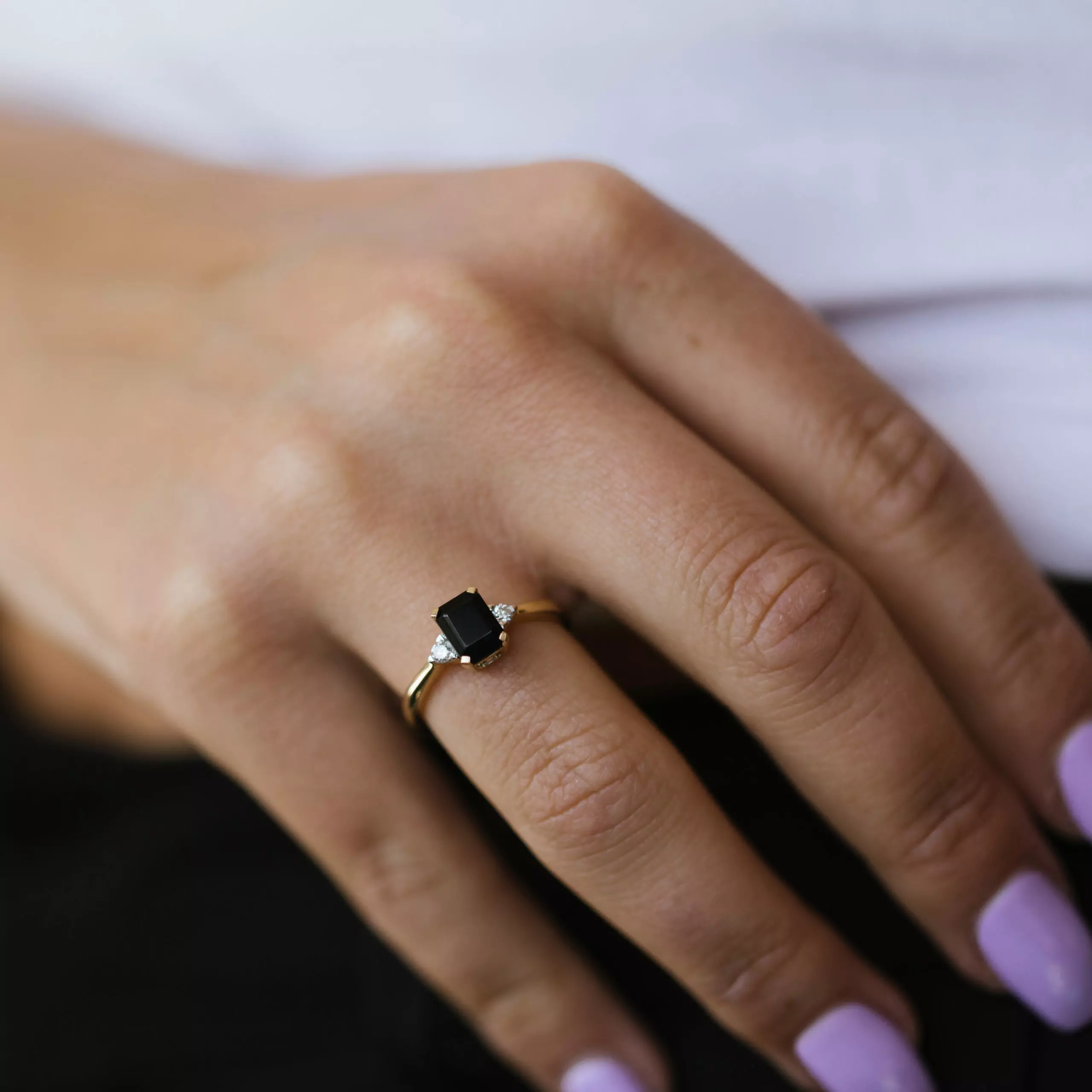 Bilde nummer 2 av Michelle diamantring i 585 gult gull med diamanter 0,10 ct og sort onyx