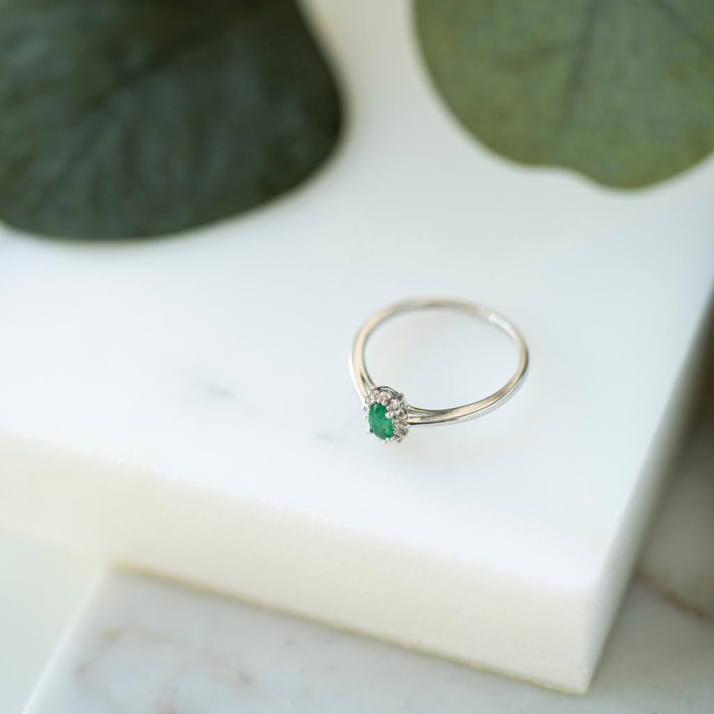 Bilde nummer 4 av Gold Collection, Ring i 585 hvitt gull med diamanter 0,04 ct og smaragd