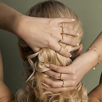 Bilde nummer 4 av Wave ring i forgylt 925 sølv med zirkonia