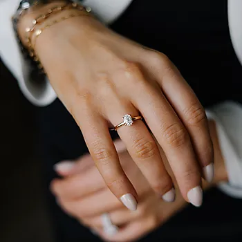 Bilde nummer 2 av Juliett ring i 375 gult gull med moissanite 0,75