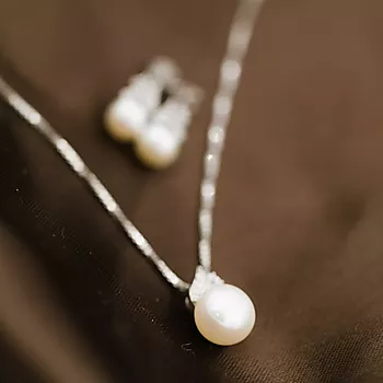 Bilde nummer 4 av Pan Jewelry, Øredobber i 585 hvitt gull med ferskvannsperler og zirkonia