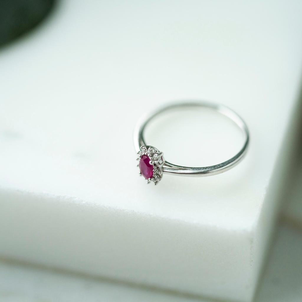 Bilde nummer 4 av Gold Collection, Ring i 585 hvitt gull med diamanter 0,04 ct og rubin