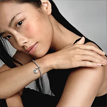 Bilde nummer 2 av Pandora Moments, Charms i 925 sølv med hjerteformet hengelås