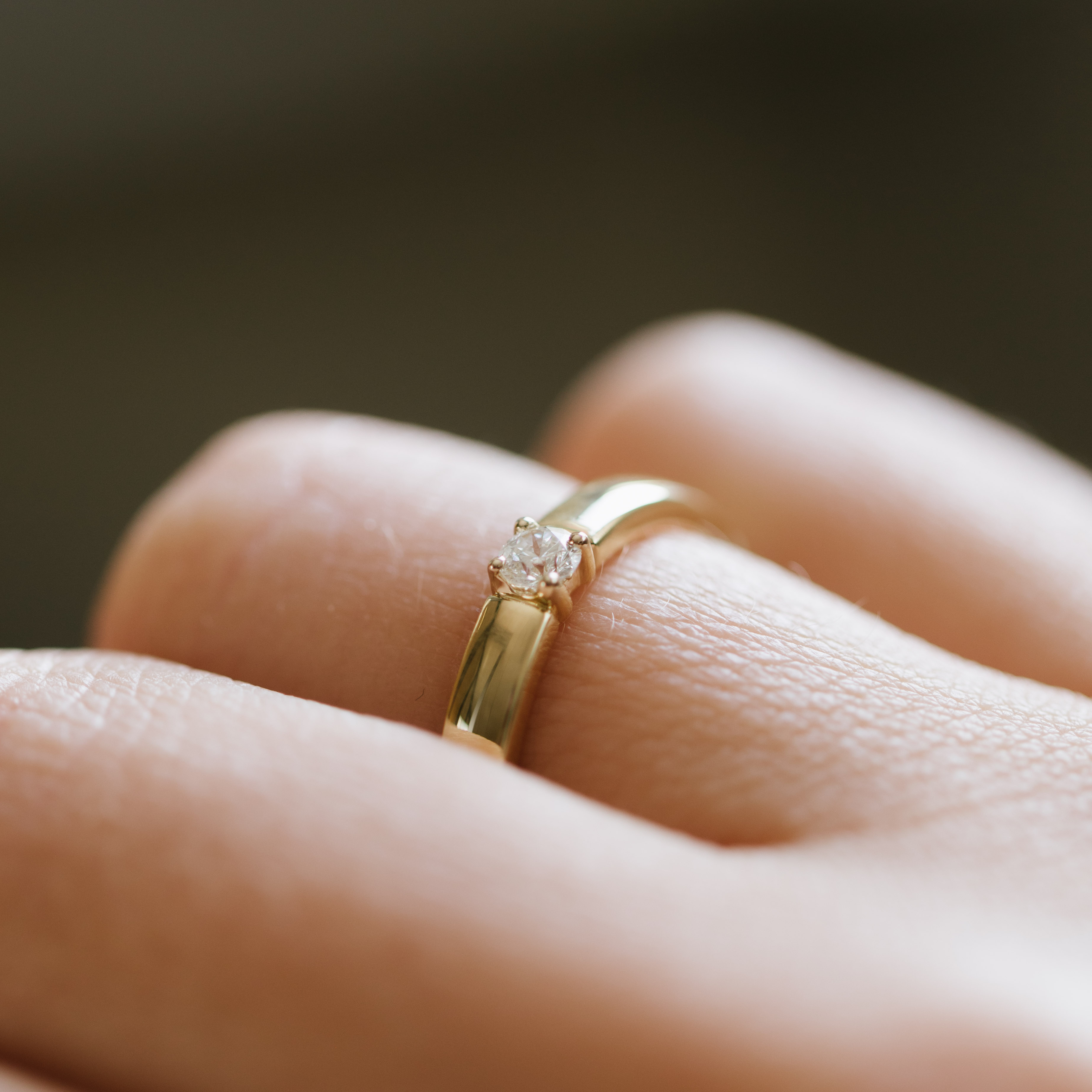 Bilde nummer 3 av Pan Jewelry, Angelica alliansering i 585 gult gull med diamanter 0,10 ct WSI