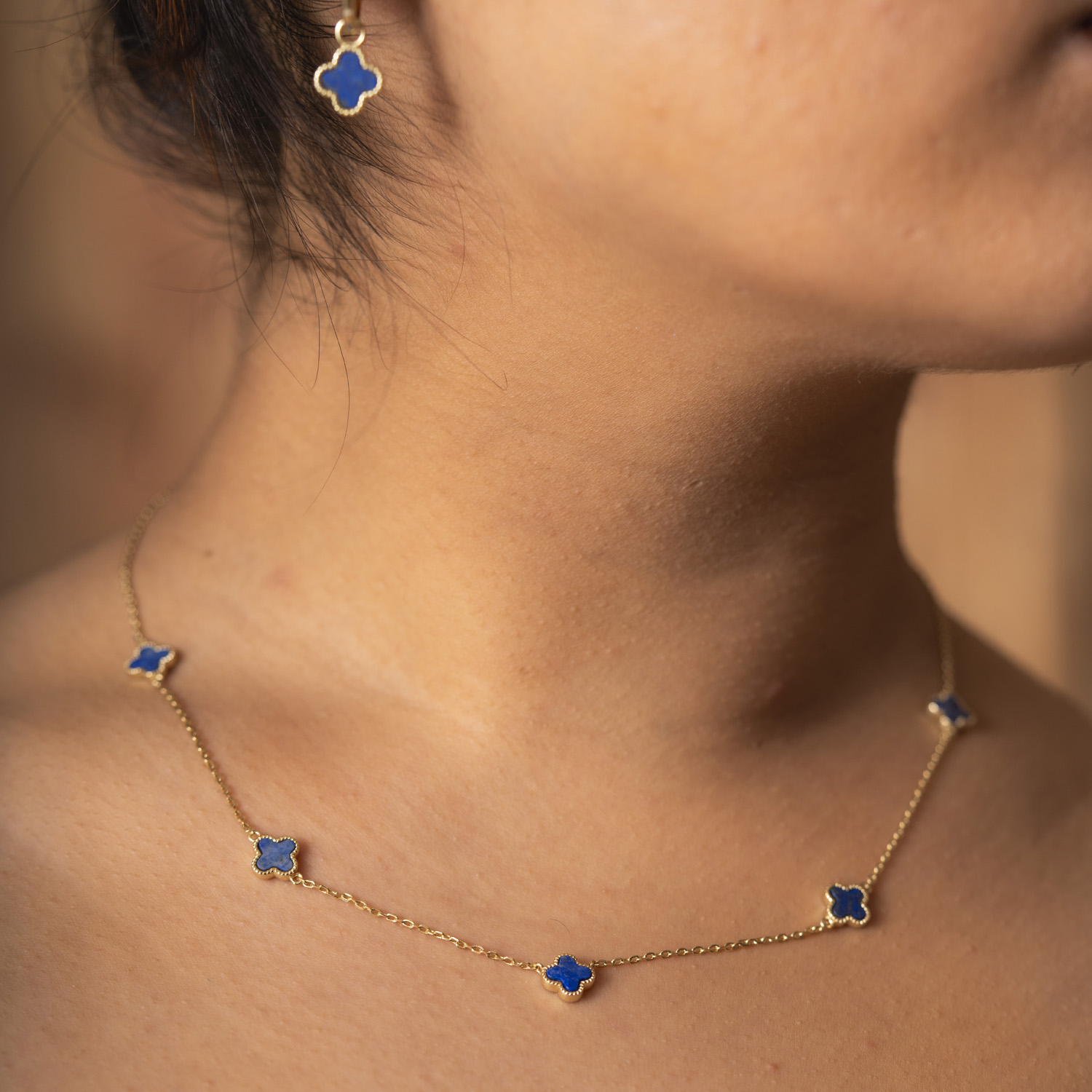 Bilde nummer 2 av Pan Jewelry, Kløver smykke i forgylt 925 sølv med havblå lapis lazuli